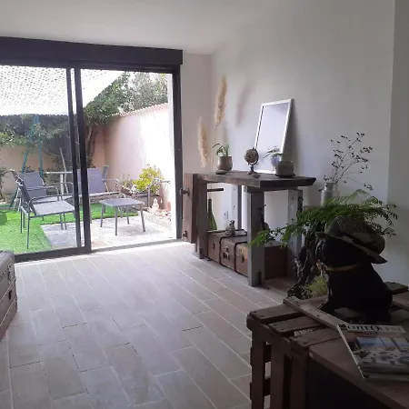 Holiday home Loft Avec Clim, Parking Et Jardin Proche De La Mer